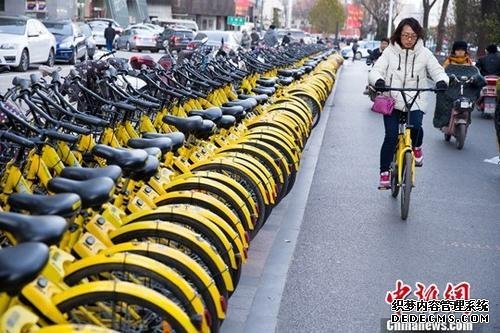 山西太原，民众正在使用共享单车。/p中新社记者 张云 摄