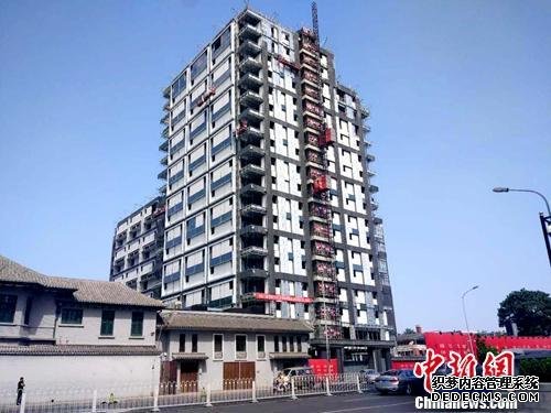 正在修建的楼房。/p中新网记者 李金磊 摄