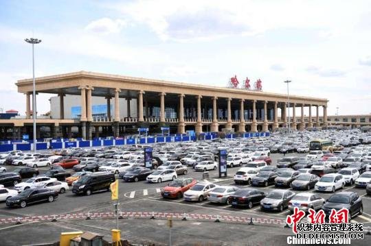 哈尔滨机场的对俄门户机场地位日渐稳固。　刘锡菊 摄
