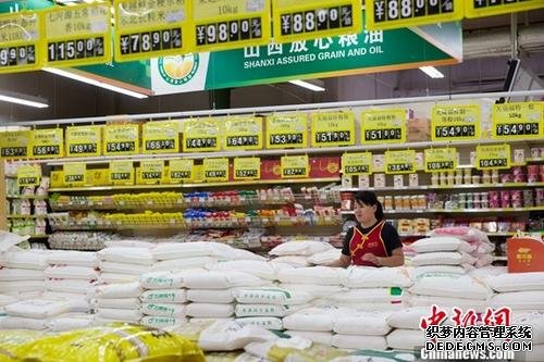 8月14日，山西太原，民众正在购买生活用品。当日，中国国家统计局发布消息，2017年7月份，中国社会消费品零售总额29610亿元，同比名义增长10.4%。/p中新社记者 张云 摄