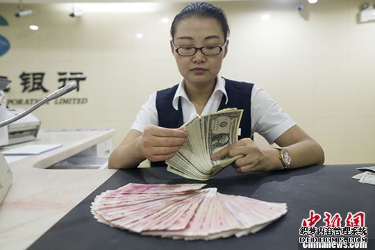 图为山西太原，银行工作人员正在清点货币。 /p中新社记者 张云 摄
