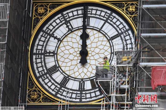 资料图：当地时间2018年7月11日，英国伦敦，工人们为“大本钟”更换钟面玻璃。 