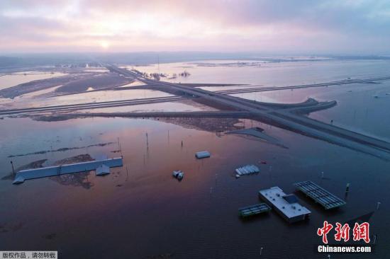 当地时间2019年3月18日，受“炸弹气旋”影响，爱荷华州、内布拉斯加州和其他中西部州遭遇极端天气，暴雨冰冻导致河流暴涨。